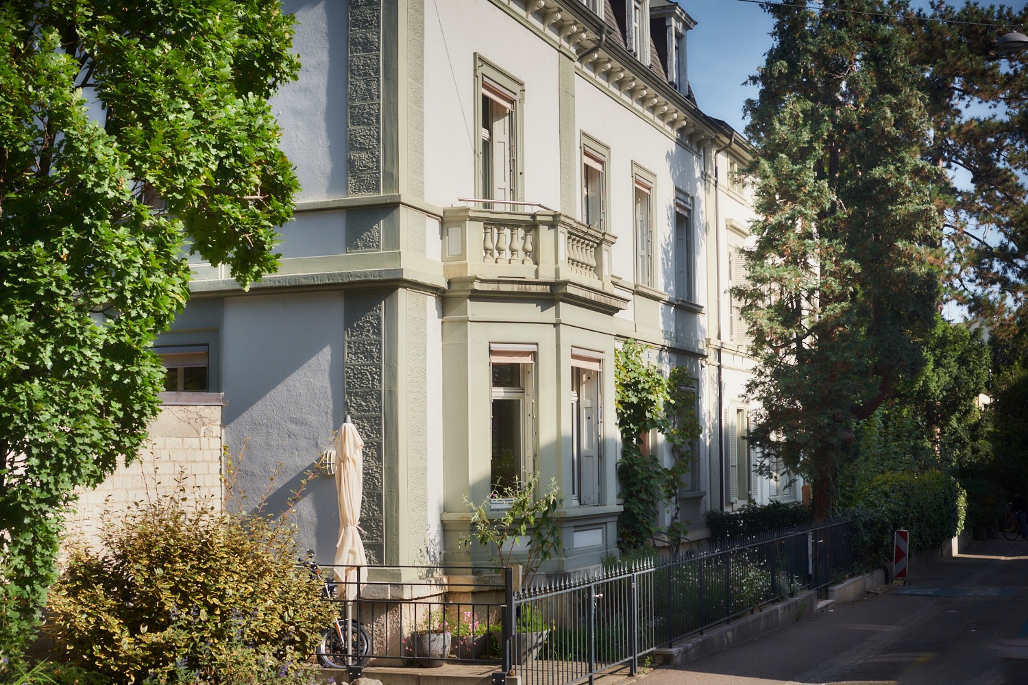 Das Wohnhaus Friedensgasse ist ein Ort, der sich auf die Bedürfnisse von Menschen in der 3. Lebensphase konzentriert. Die hier lebenden Senior:innen brauchen viel Unterstützung in ihrem Alltag und geniessen ihre Pensionierung. Themen wie Demenz, Desorientierung und körperlicher Abbau haben hier einen Platz.